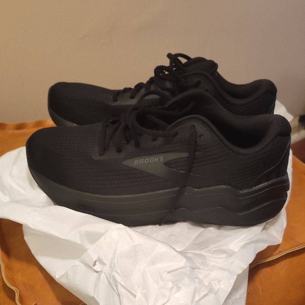Brooks Ghost Max 2. Men's Black Sneakers